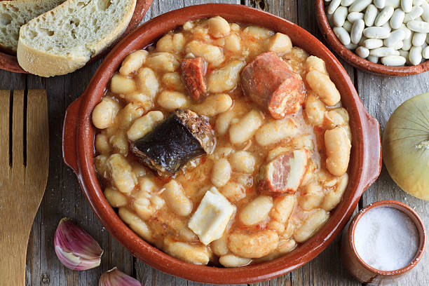 espanhol fabada em um prato de louça de barro - asturiana - fotografias e filmes do acervo