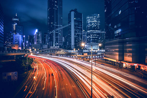 central district de hong kong dans la nuit - lighting equipment night traffic highway photos et images de collection