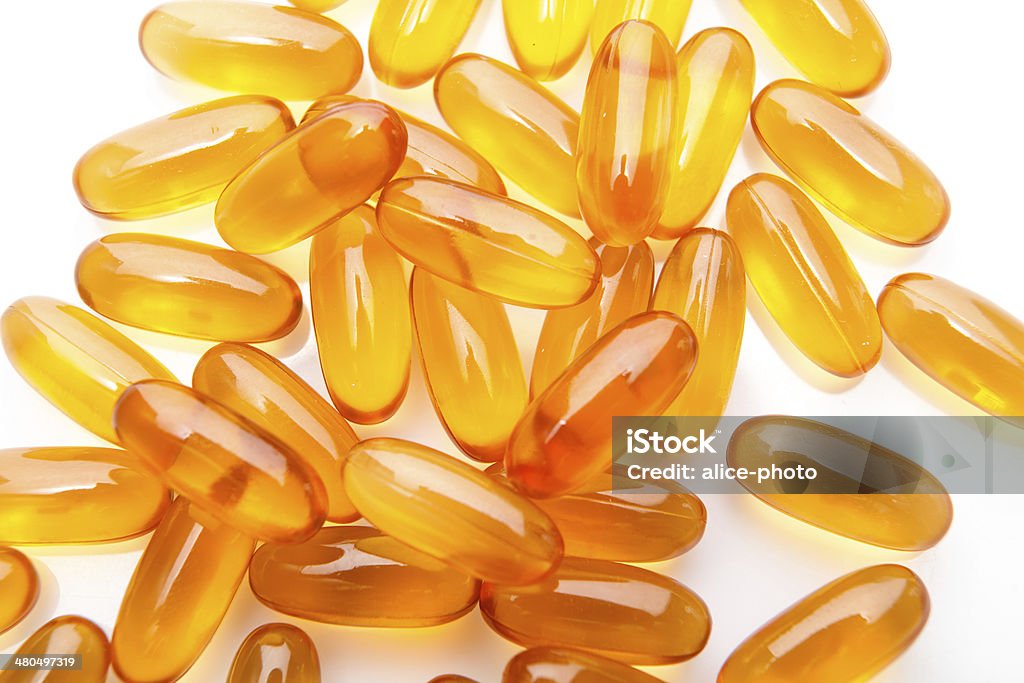 Vitamina cápsulas de aceite de pescado aisladas sobre fondo blanco - Foto de stock de Aceite de hígado de pescado libre de derechos