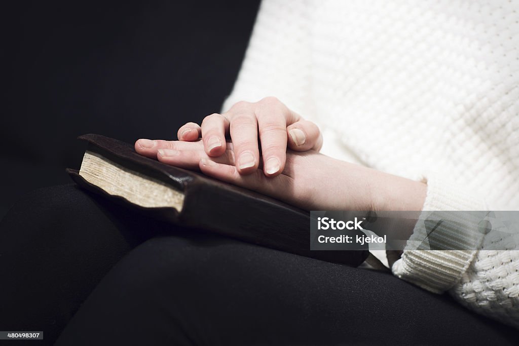 Femme Priez avec une bible - Photo de Activité sans mouvement libre de droits