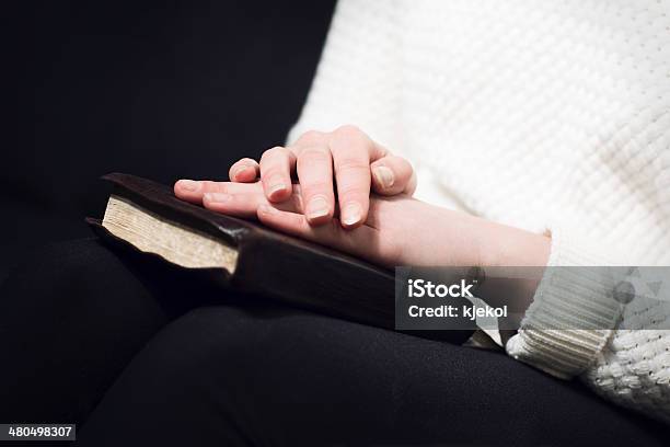 Photo libre de droit de Femme Priez Avec Une Bible banque d'images et plus d'images libres de droit de Activité sans mouvement - Activité sans mouvement, Adulation, Adulte