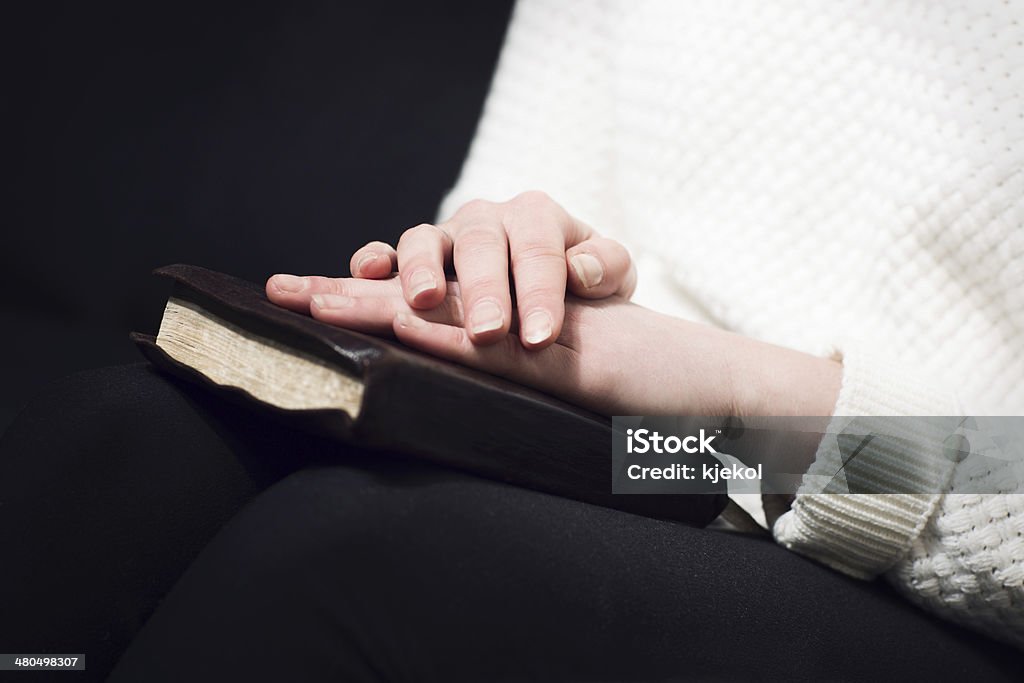 여자 기도하다, 성경 - 로열티 프리 고대비 스톡 사진