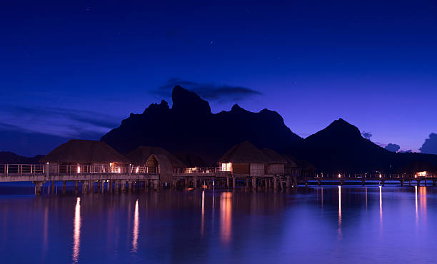 piękne bora bora i starry niebo w nocy - polynesia bungalow beach sunrise zdjęcia i obrazy z banku zdjęć