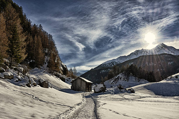 hutte dans la neige. - tirol north tirol hut austria photos et images de collection