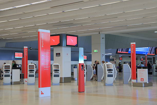 стойка регистрации в аэропорту - airport airport check in counter ticket ticket machine стоковые фото и изображения