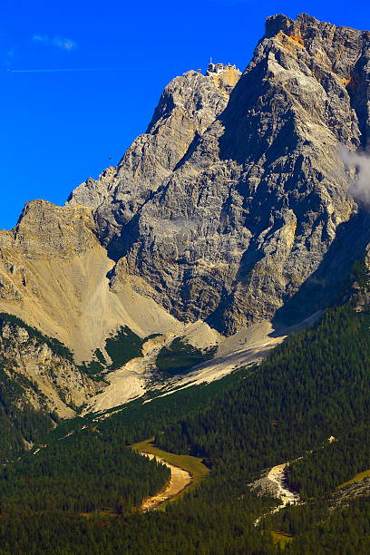 montanha zugspitze cabel car na áustria com alpes da baviera, na alemanha - stütze - fotografias e filmes do acervo