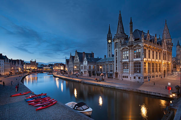 il graslei al crepuscolo a gand, belgio - ghent foto e immagini stock