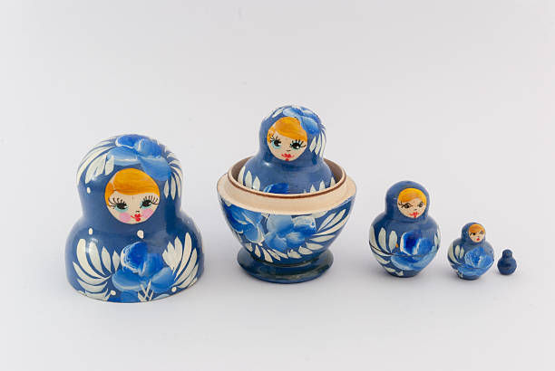 matryoshka aislado sobre fondo blanco - russian nesting doll nested russian culture toy fotografías e imágenes de stock