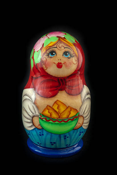 matryoshka aislado sobre fondo negro - babushka russian nesting doll doll green fotografías e imágenes de stock