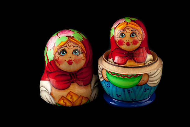 matryoshka aislado sobre fondo negro - babushka russian nesting doll doll green fotografías e imágenes de stock