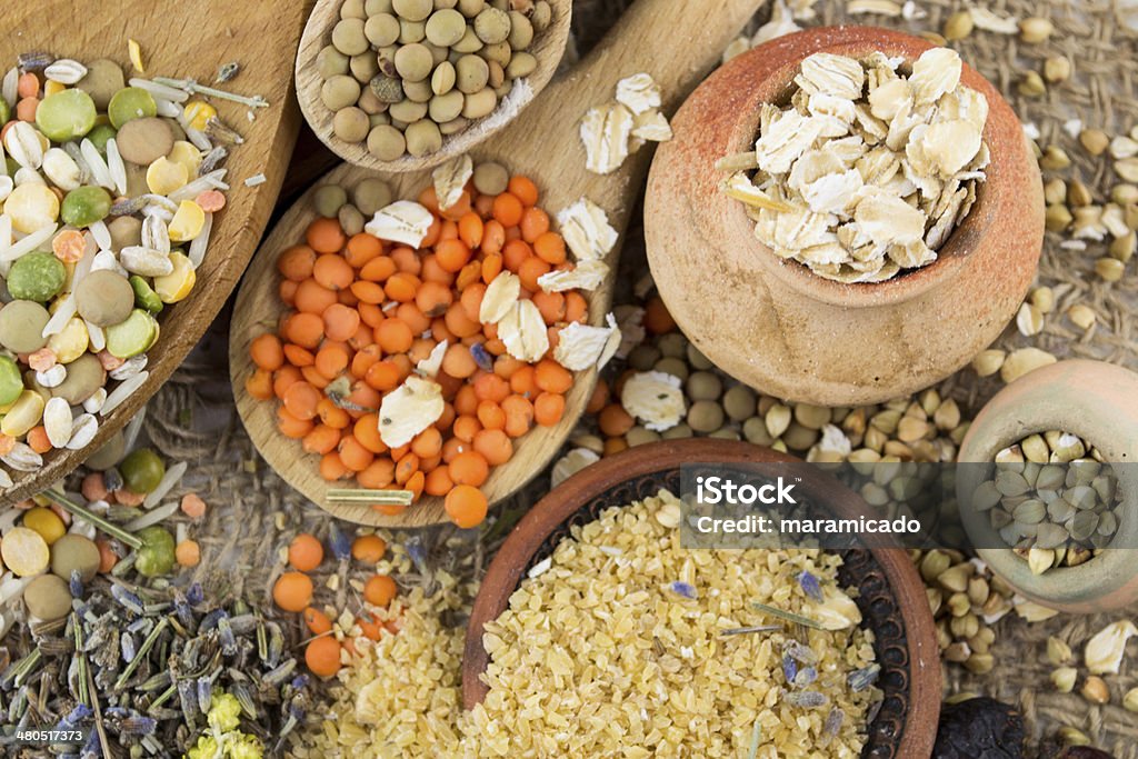 Madera spoons con diferentes tipos de groats - Foto de stock de Alforfón libre de derechos