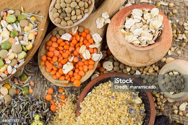 Madera Spoons Con Diferentes Tipos De Groats Foto de stock y más banco de imágenes de Alforfón - Alforfón, Alimento, Arroz - Comida básica