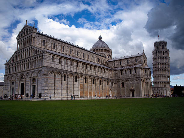 torre de pisa - leaning tower of pisa people crowd tourism fotografías e imágenes de stock