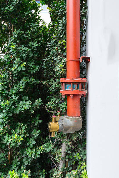 boca de incendios con válvula. - natural disaster fire office fire department fotografías e imágenes de stock