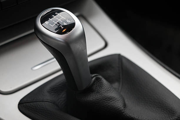 6-gearstick ein auto - car gearshift change engine stock-fotos und bilder