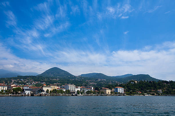 lago maggiore panorama como visto da água - intra coastal imagens e fotografias de stock