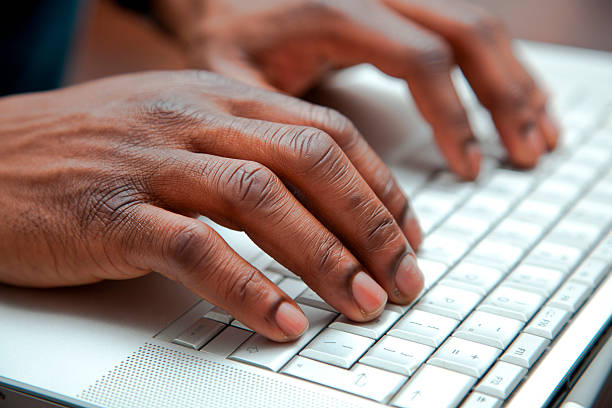 close-up de mãos em um teclado - close up businessman corporate business side view imagens e fotografias de stock