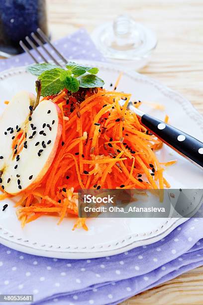 Salada De Cenoura Fresca - Fotografias de stock e mais imagens de Alimentação Saudável - Alimentação Saudável, Almoço, Branco