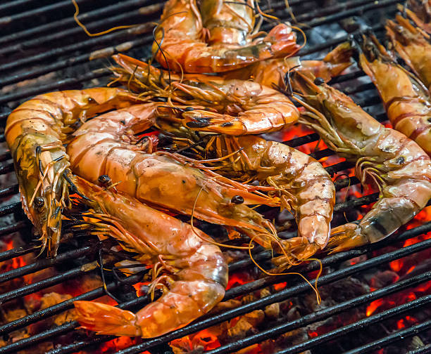 揚げキング海老シーフードのバーベキューグリル - shrimp grilled prepared shrimp barbecue ストックフォトと画像