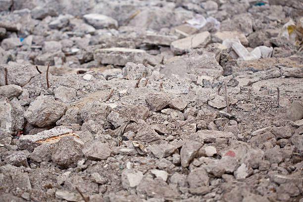Close-up de uma pilha de blocos de concreto quebrado - foto de acervo