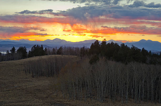 석양을 사와치 산맥 - copy space alpenglow winter mountain range 뉴스 사진 이미지