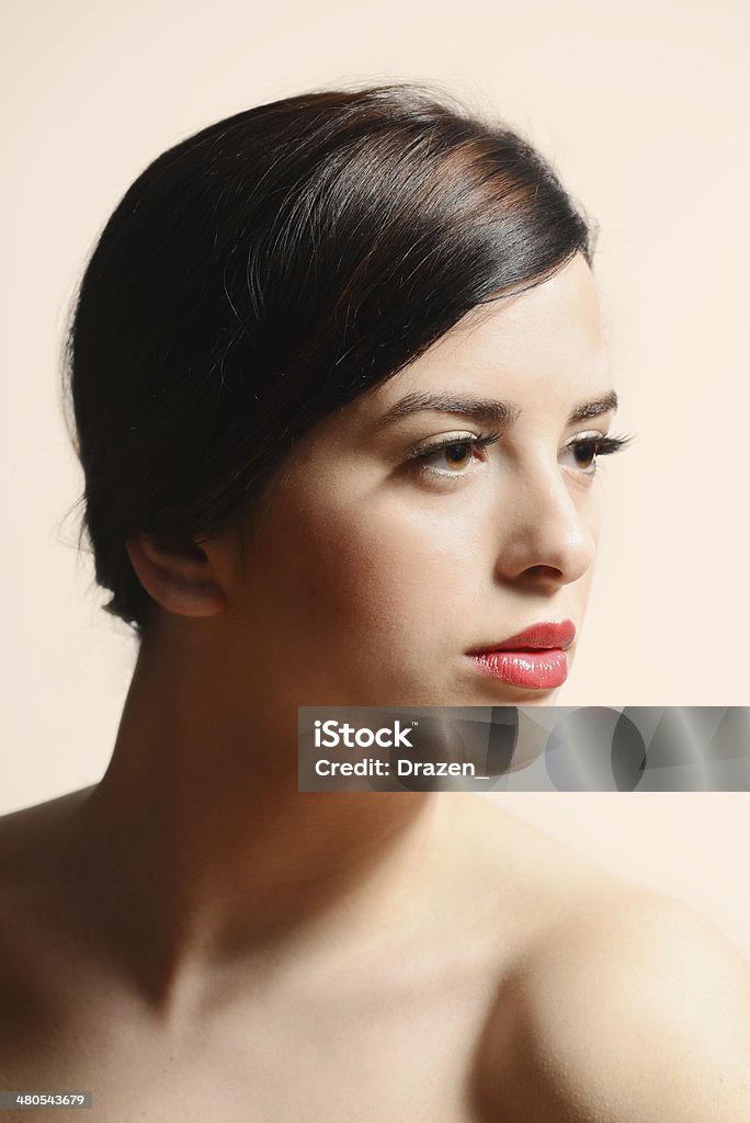 Retrato de una hermosa mujer caucásica de moda modelo con lápiz labial rojo - Foto de stock de Acné libre de derechos