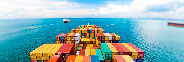 frachtschiffe betreten der belebteste hafen-singapur. - singapore shipping cargo container nautical vessel stock-fotos und bilder