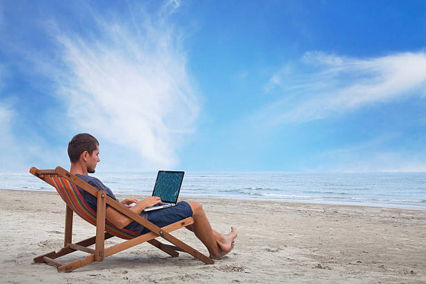 internet na praia - on beach laptop working imagens e fotografias de stock