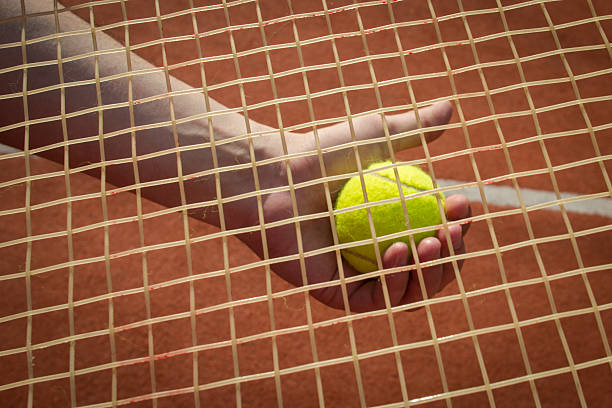 mão segurando a raquete de cordas uma bola de tênis - racket string - fotografias e filmes do acervo