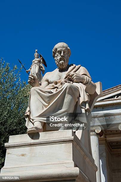 La Estatua De Plato Frente A La Academia De Atenas Foto de stock y más banco de imágenes de Sócrates - Filósofo