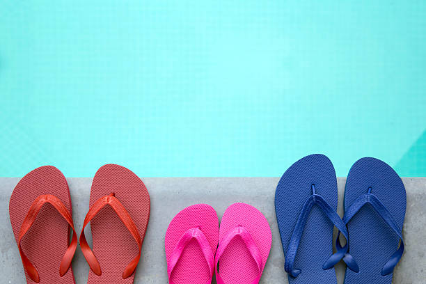 familia flip flops junto a la piscina - par3 fotografías e imágenes de stock