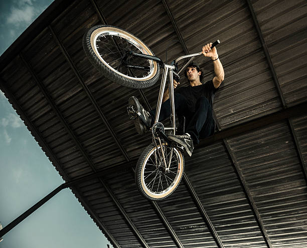 bmx rider ジャンプ - bmx cycling ストックフォトと画像