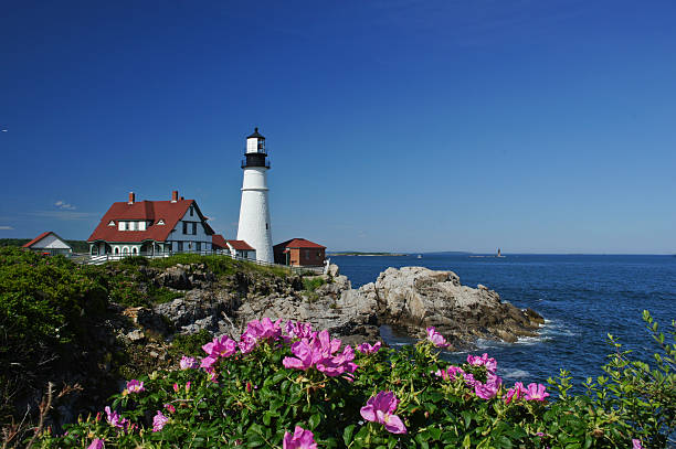 Portland Head Light Lighthouse in Maine The beautiful Portland Head Light, a historic lighthouse in Cape Elizabeth, Maine was completed in 1791, and is the oldest lighthouse in the state of Maine. lighthouse maine new england coastline stock pictures, royalty-free photos & images