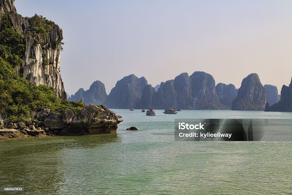 Rocky Afloramento na Baía Halong - Royalty-free Afloramento Foto de stock