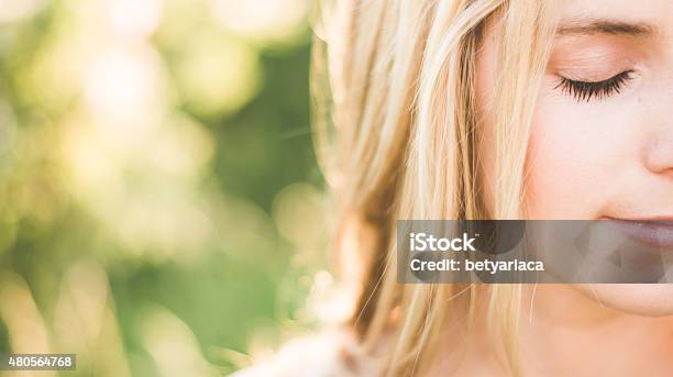 Nahaufnahme Sommerporträt Stockfoto und mehr Bilder von 2015 - 2015, Augen geschlossen, Blondes Haar