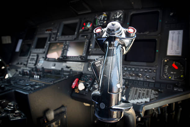 hélicoptère moderne d'une cabine de pilotage - helicopter cockpit airplane speedometer photos et images de collection