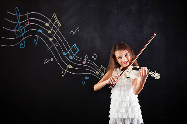 hembra niño tocando el violín - musical instrument violin sheet music music fotografías e imágenes de stock