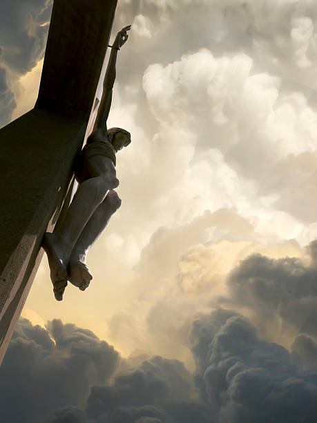 dramatyczne chmury z jezus na krzyż reprezentuje crucifixion - cross cross shape wood crucifix zdjęcia i obrazy z banku zdjęć
