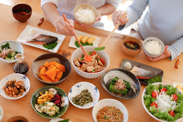 repas d'un couple - asian meal photos et images de collection
