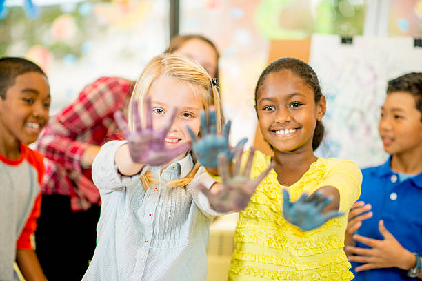 niños haciendo pintura de mano - campamento de verano fotografías e imágenes de stock