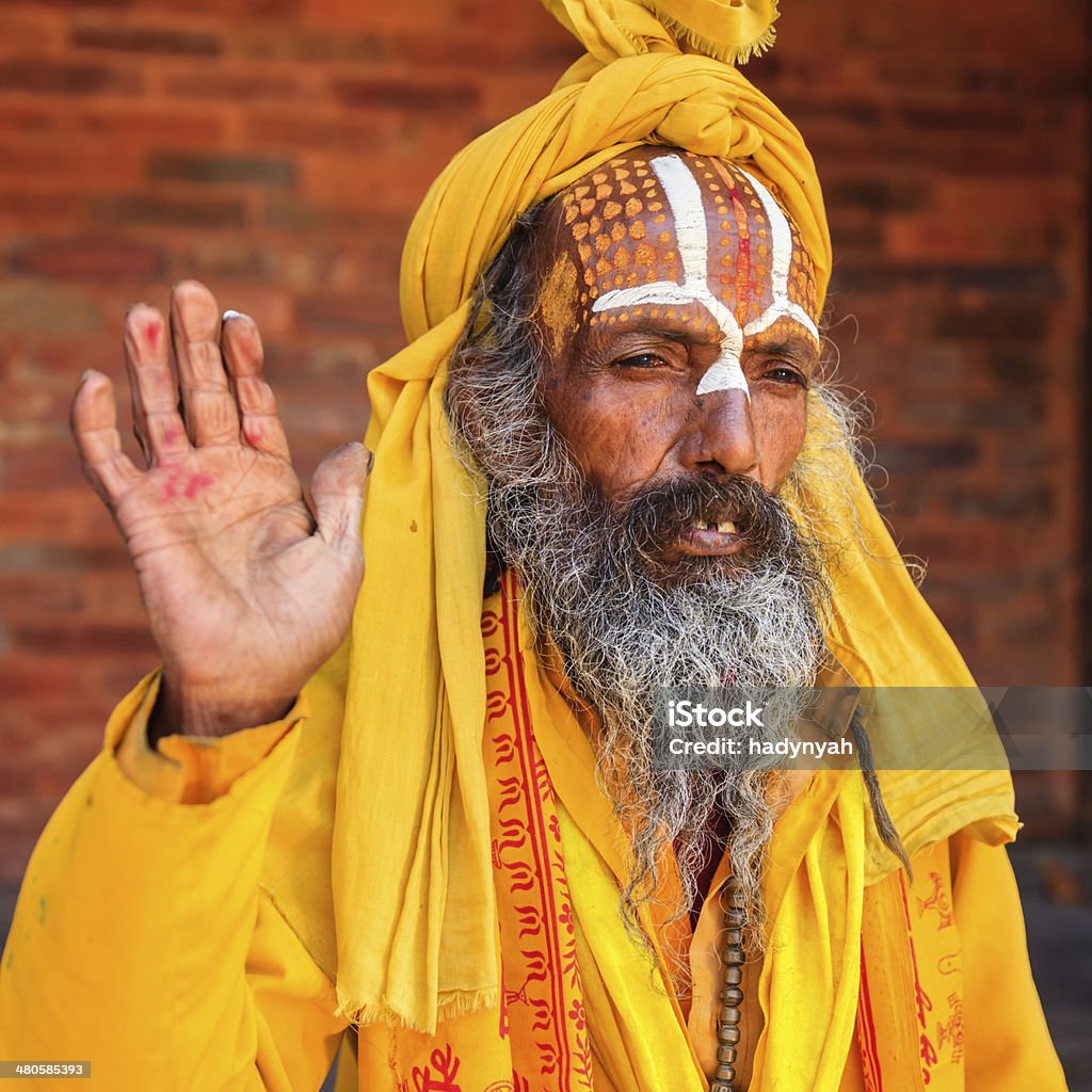 Sadhu-India holyman en el templo de estar - Foto de stock de Adulto libre de derechos