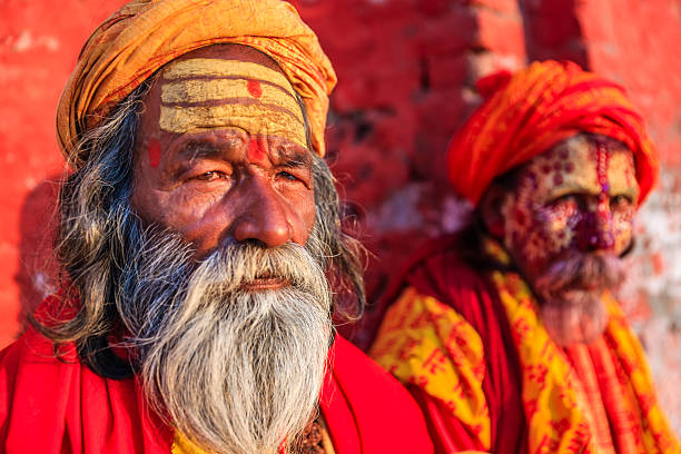 sadhu-indian holymen siedzi w temple - indian culture guru sadhu hinduism zdjęcia i obrazy z banku zdjęć