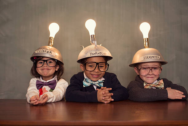 nerd hijos usando cascos iluminado mente de lectura - electric bulb fotografías e imágenes de stock