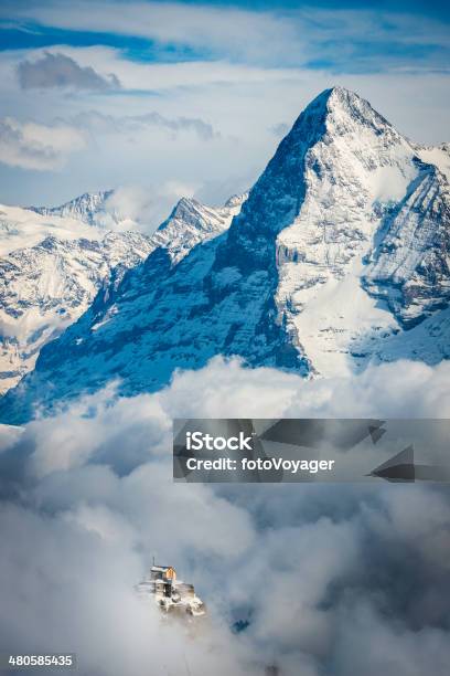 Alpi Birg Tram Stazione Attraverso Nuvole Di Monte Eiger In Svizzera - Fotografie stock e altre immagini di Monte Eiger