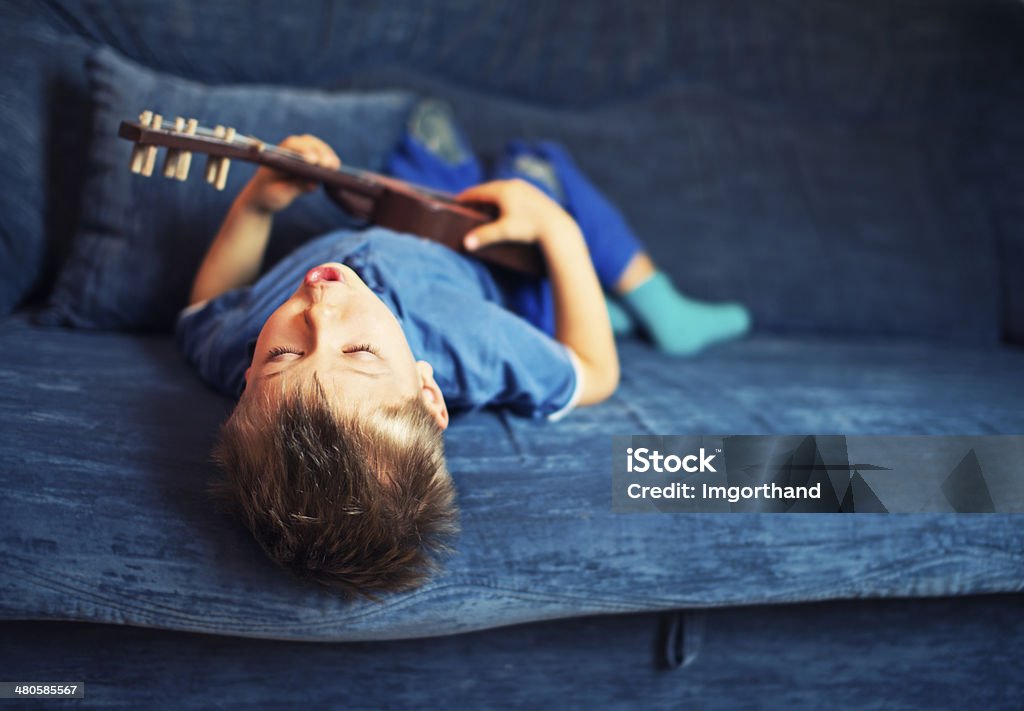 少年を歌うギター演奏は - 子供のロイヤリティフリーストックフォト