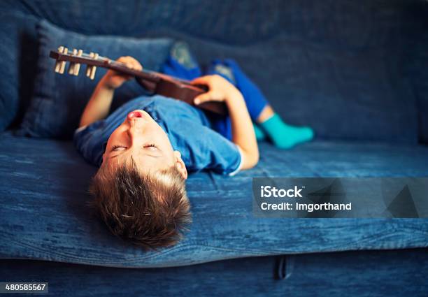 少年を歌うギター演奏は - 子供のストックフォトや画像を多数ご用意 - 子供, 歌う, 逆さ