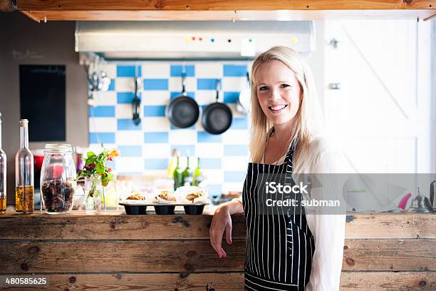 Sono Felice In Cucina - Fotografie stock e altre immagini di Adulto - Adulto, Attività ricreativa, Capelli biondi