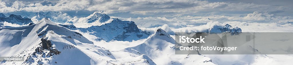 Nívea las cumbres de las montañas por encima de las nubes, con vista panorámica de los Alpes, Suiza - Foto de stock de Suiza libre de derechos