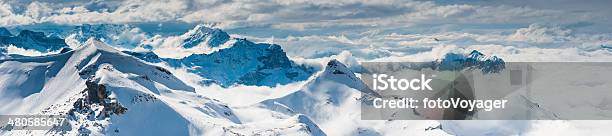 Nívea Las Cumbres De Las Montañas Por Encima De Las Nubes Con Vista Panorámica De Los Alpes Suiza Foto de stock y más banco de imágenes de Suiza