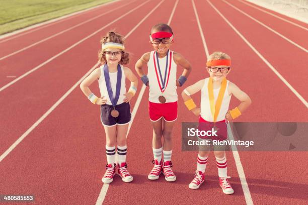 Kinder Kleidung Wie Nerds Unter Protokollieren Mit Medaillen Stockfoto und mehr Bilder von Kind